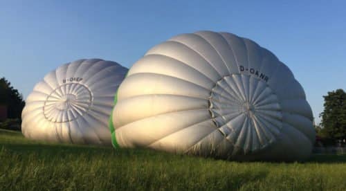 Unsere Ballone beim Aufbau - gut zu sehen das runde Parachute zum ablassen der heißen Luft