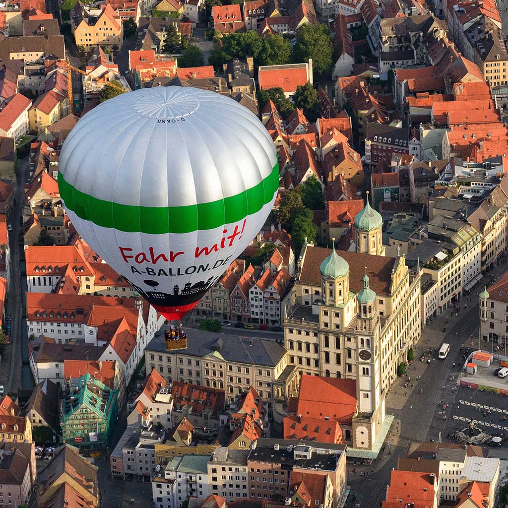 Der Augsburg Heissluftballon über dem Rathaus.