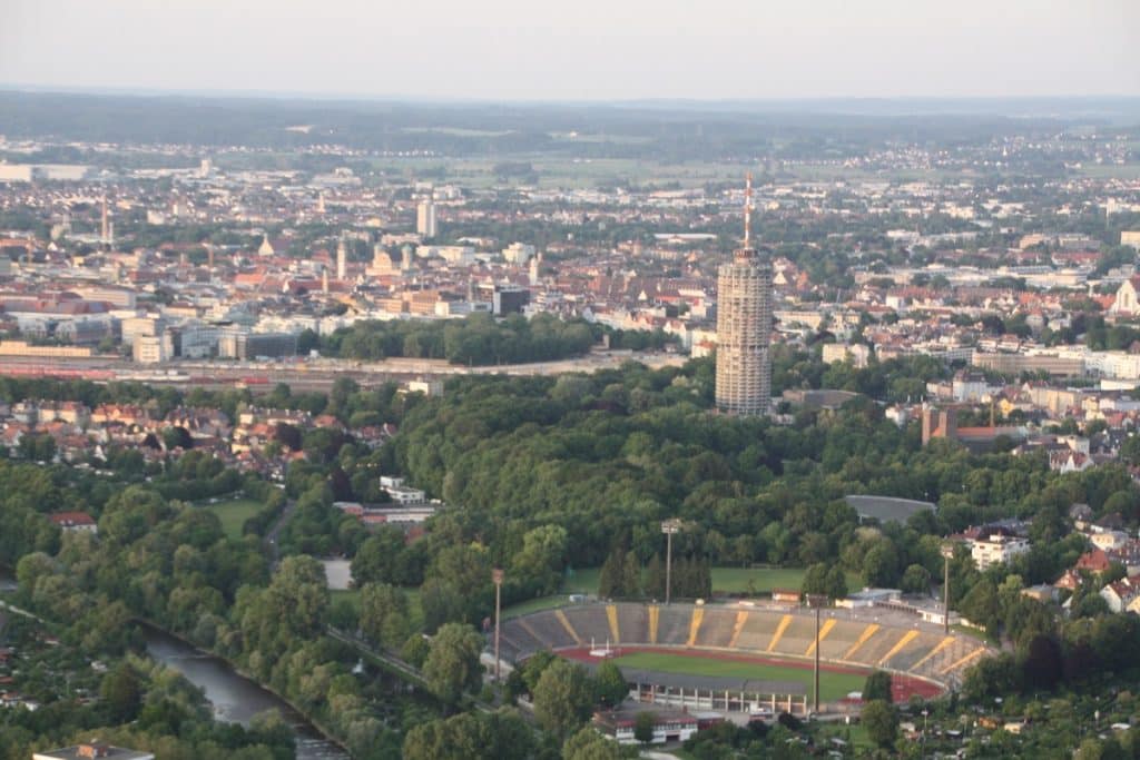 Blick von Stadtbergen aus auf Augsburg aus dem Ballonkorb.